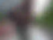 Arrache mes collants. Fétichiste des pieds et spectacle de chatte publique en plein air.