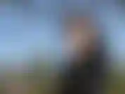 . Je fume au parc et j'exhibe mon corps super chaud. J'aime être surprise en train de fumer de près.