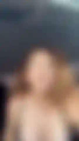 Je joue avec ma chatte dans la voiture avant mon rendez-vous chez le dentiste. Un orgasme qui me fait recourber les orteils.