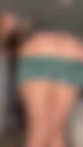 Je masse ma chatte avec ma baguette magique après la gym.