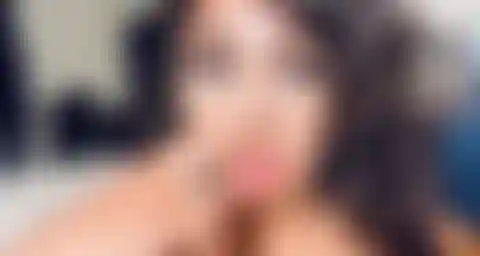 Une latina excitée.