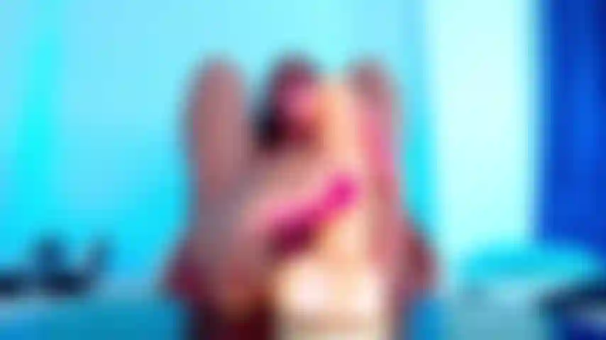 Un footjob en vernis rose.