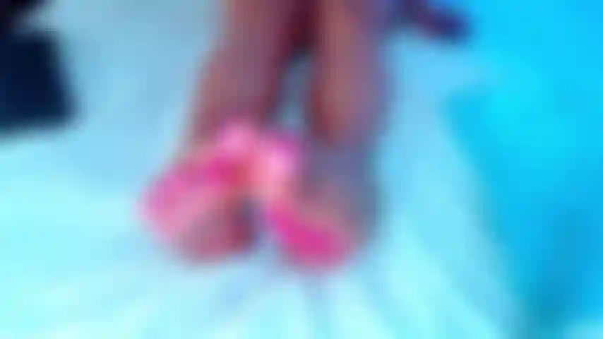 Pieds sexy en émail rose.