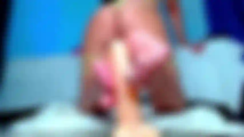 Monica pieds et cul sexy.