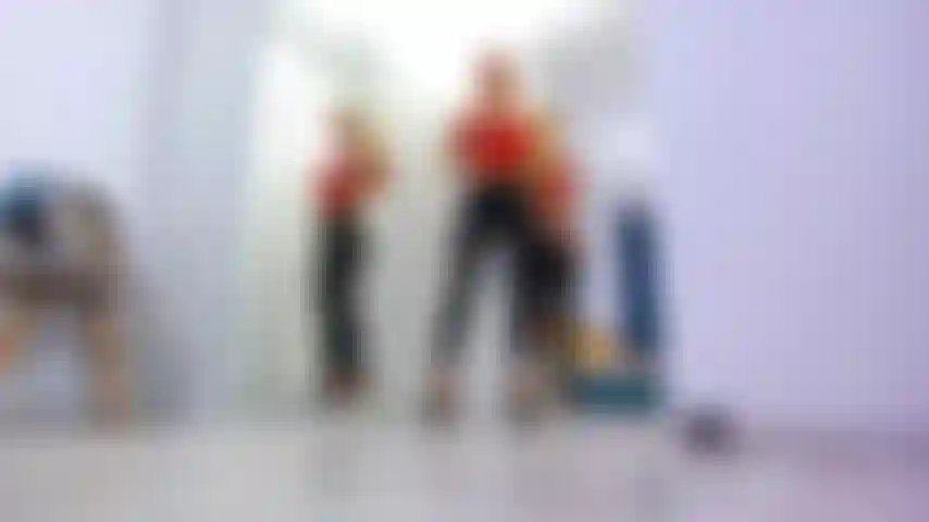 Je marche seins nus avec des talons, écoute juste le bruit de mes talons et commence à les frotter pour moi. Sois complet mon garçon !!!