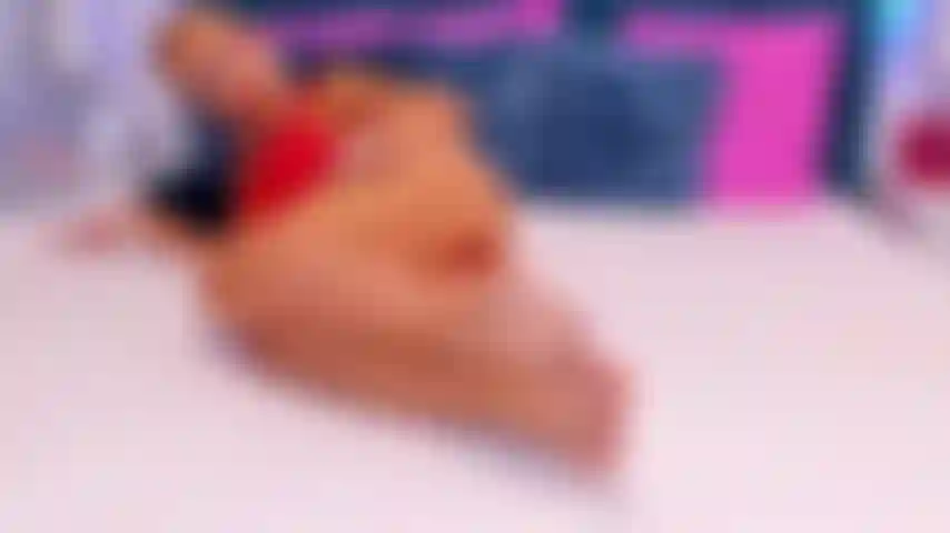 Nouveau chatouillement (vernis noir ongles aux pieds).