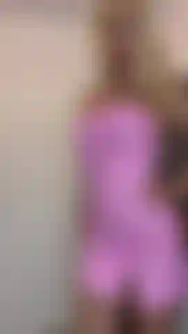 Domination du latex rose dans la cuisine ! Pour cocu.