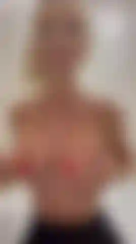 Éjaculation féminine sous la douche.