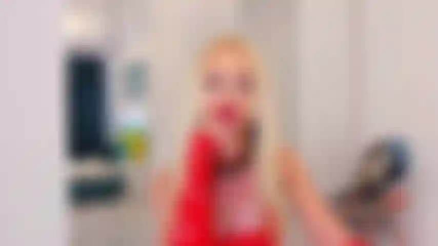 Vos déesses tout en latex rouge, robe et bottes se montrent.