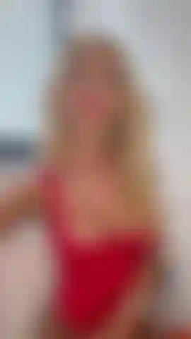 Je fume et je joue avec des seins.