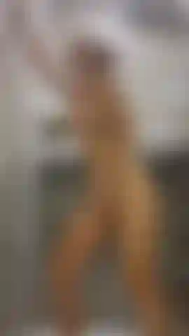 Je me masturbe sous la douche.