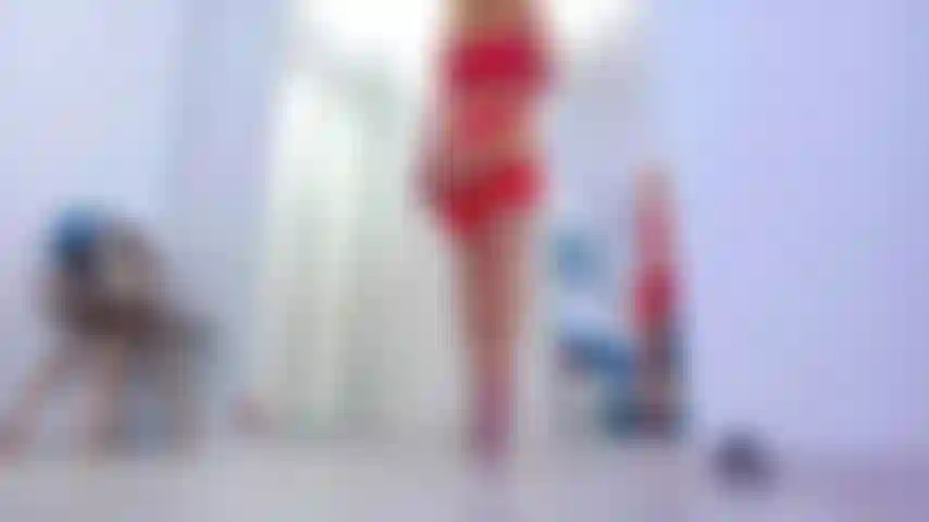 Aujourd'hui je suis plus joueuse que d'habitude... Je veux que tu commandes chaque pas du plus mouillé !