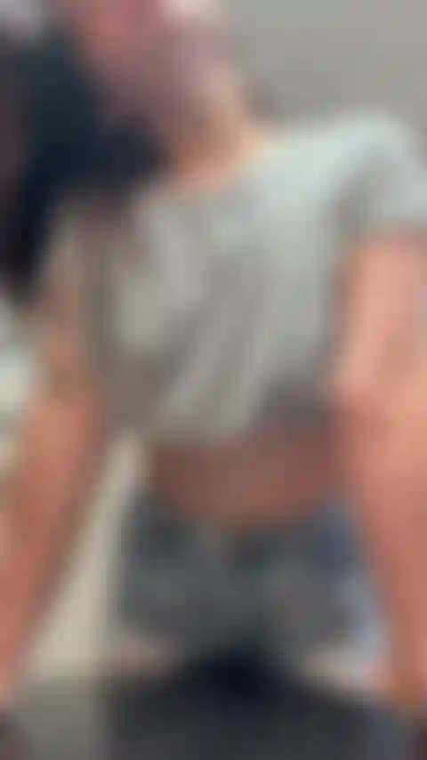 Je me frotte la chatte contre le coin de la table... Trop excitée.