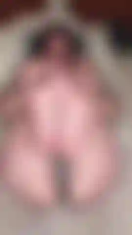 Pieds nus face à la caméra pendant que je joue avec ma chatte humide ; ).