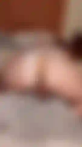 Gros plan sur ma chatte en lingerie blanche.