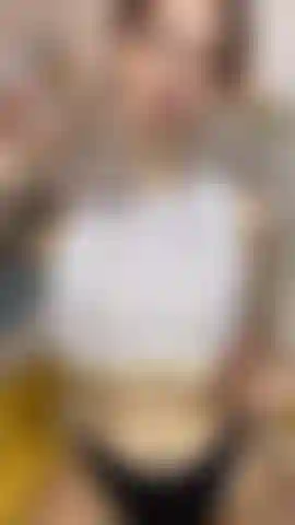 De petits seins huilés et un contact visuel.