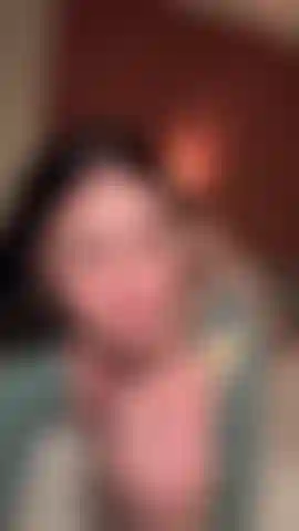 Je mange des torsades de cannelle pieds nus et en lingerie.