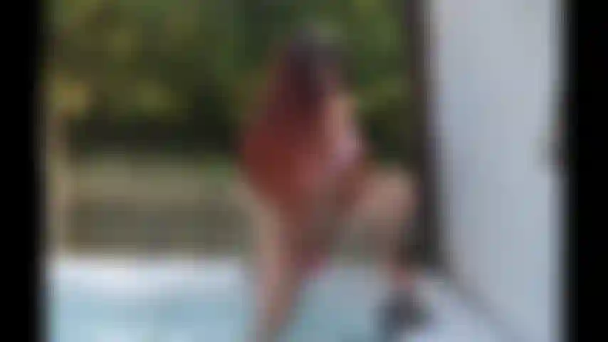 ** Photoset/diaporama ** la jeune adolescente morgan est tellement excitée qu'elle ne peut s'empêcher de coller son gode sur le côté d'un bain à remous public et de le monter !!