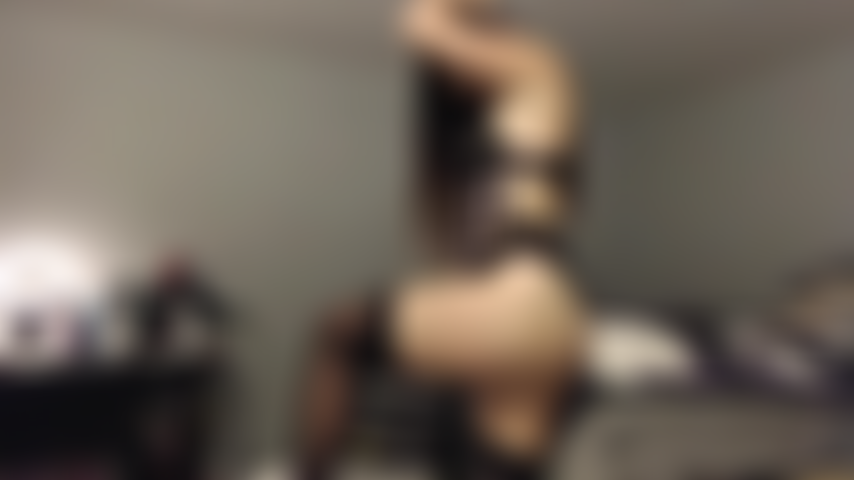 La jeune morgan se sent tellement excitée dans sa lingerie qu'elle se déshabille et vous taquine avec son corps nu !