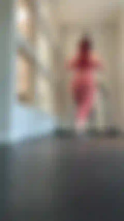 Boxe ! Donnant des coups de pied et de poing dans le sac lourd de ma salle de sport ! Je parie que je pourrais te faire ça ! Hehe.