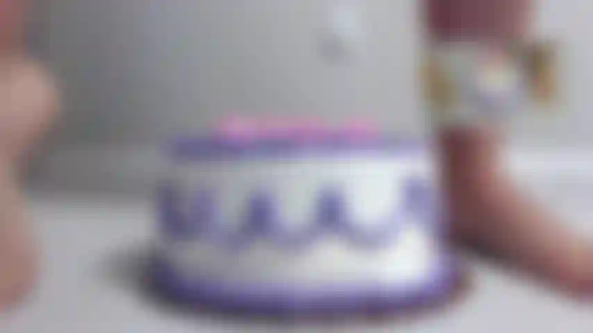 Brisant mon gâteau de cammiversaire avec mes pieds nus ! Je fais un énorme gâchis et je deviens coquine en cours de route.