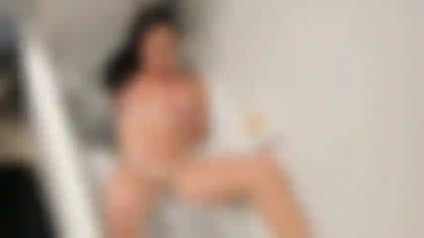 Un bain moussant savonneux se transforme en cumfest quand je commence à taquiner ma chatte et mon cul avec mes doigts avant de me finir avec ma pomme de douche pulsante.