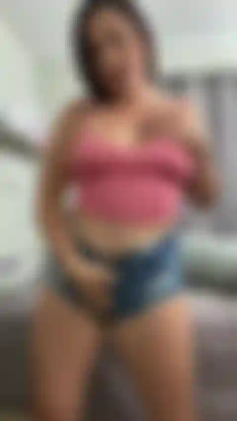 Sweet n slutty morgan se déshabille de ses marguerites et frotte sa chatte humide!