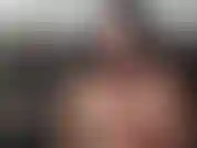 Morgan baise ses seins avec son gode rose préféré et sa gorge profonde jusqu'à ce qu'elle bâillonne.