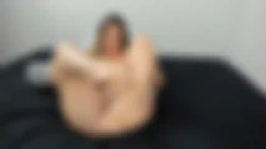 Caressant ta bite lancinante avec mes orteils et mes semelles sexy jusqu'à ce que tu les recouvres de ton sperme !! Un gode qui éjacule !