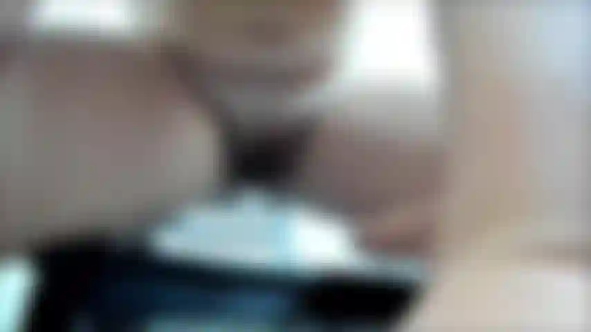 Je gicle partout sur ma machine à baiser et je la suce proprement ! * Gros plan*.