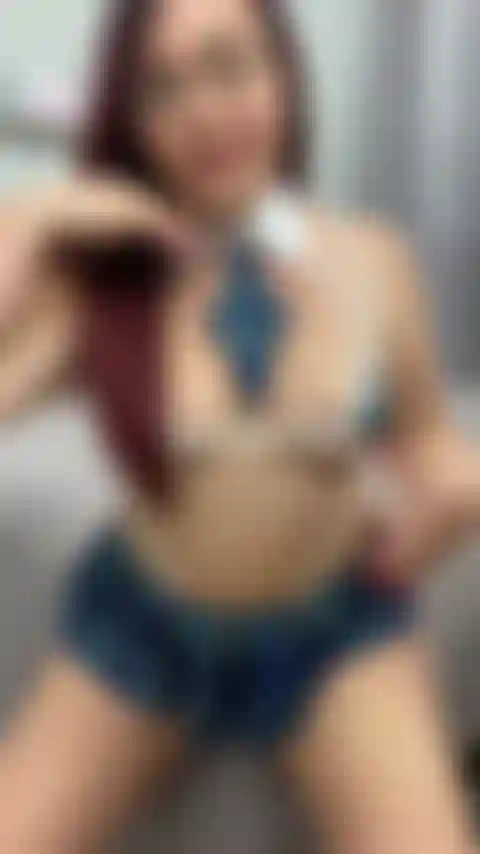 Je m'amuse et taquine ma chatte humide dans mon petit uniforme d'écolier !