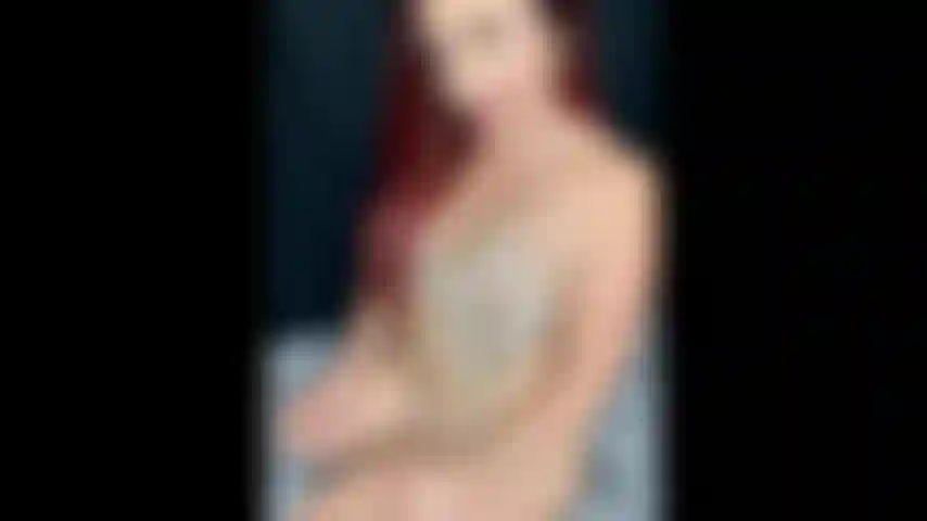 Janvier 2022 photoset/diaporama ! Modélisant ma lingerie en strass associée à des talons noirs sexy à lanières ! Bonne année !