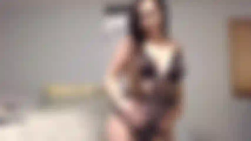 Toute vêtue de lingerie noire et désireuse de m'amuser avec mon vibromasseur baguette.