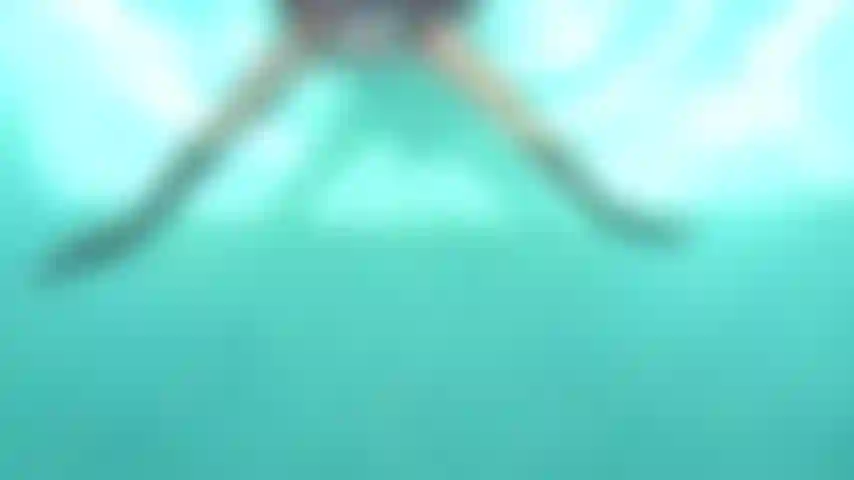 Pipe avec éjaculation sur le visage et dans la bouche dans la piscine. Taquineries, éjaculation, eau, bikini et une bite dans la bouche.