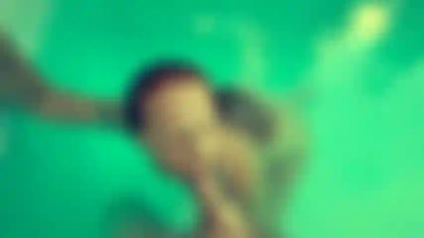 Sexe dans la piscine ! Fesses qui se trémoussent, chevauchée de bite, pipe, crachat, des tonnes de vagues !