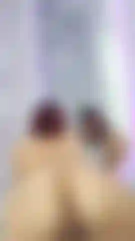 Je me donne une fessée nue.