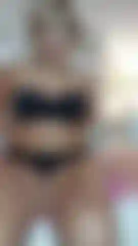 Milf montre son corps sexy.