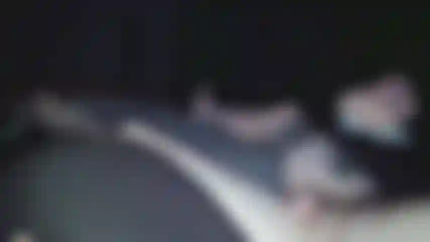 Vue de côté en érection et baise d'une chatte en silicone.