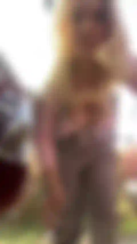 Changement de bord de route - arrêt au milieu du roadtrip nu.