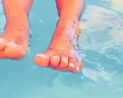 Fétichiste des pieds à la piscine.