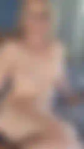 Le cul largement écarté, un gode dans le cul.