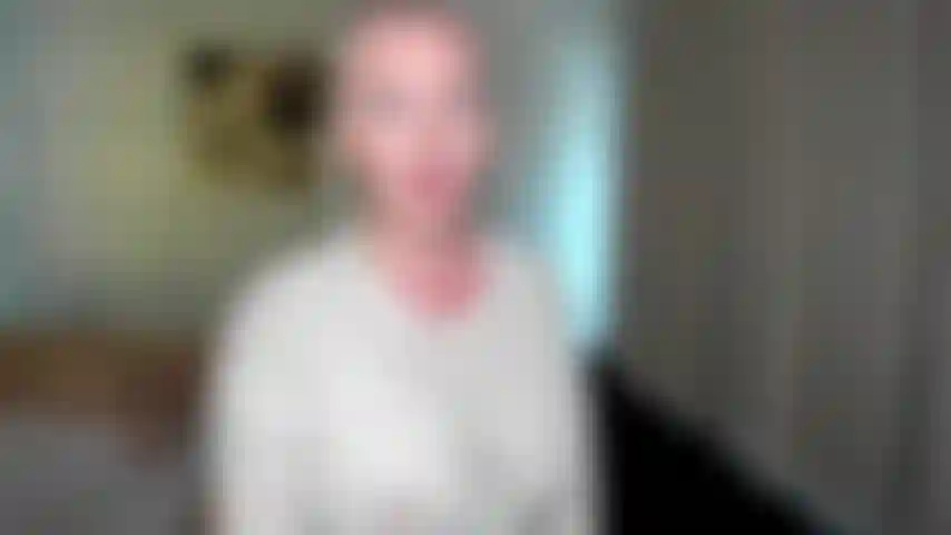 Fétiche homewrecker. Aujourd'hui va être spécial. Tu vas branler ta bite en regardant ma chatte juste à côté de ta femme endormie.