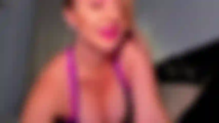 Obsession des seins et des pieds. Je sais à quel point tu es obsédée par mes seins parfaits. Et je sais autre chose sur toi, sur une autre addiction. Vous aimez les pieds nus, n'est-ce pas ? Mes pieds nus. Je vais te taquiner avec mes seins et mes pieds jusqu'à ce que tu oublies ton nom.