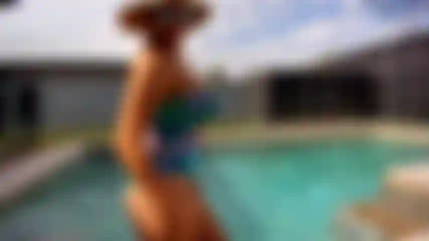 Pool fuck. Natation taquinant ta bite. Torso boy toy sentira mes lèvres supérieures et inférieures autour de lui.