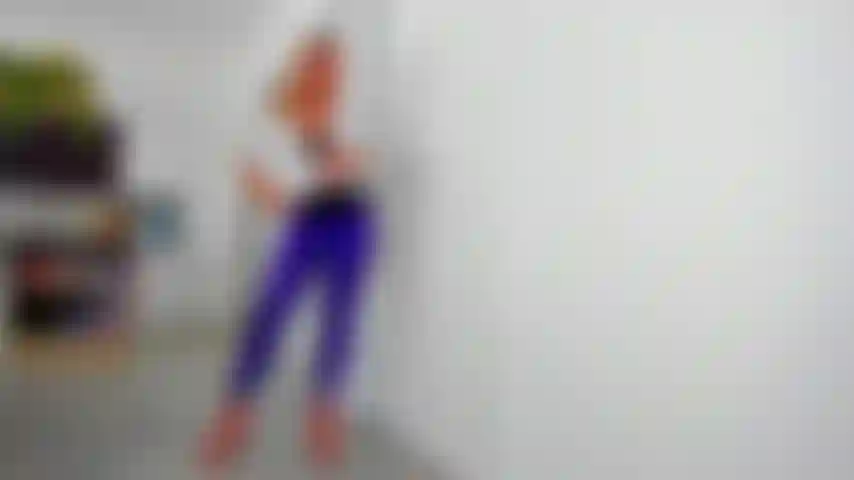 La mère de votre meilleur ami vous fait un petit plaisir pendant que votre ami est absent. Son pantalon en latex et ses seins sexy vous feront exploser très vite.