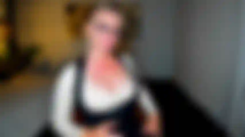 Un sale jeu de rôle. Je reste avec mon collègue dave après la présentation, sur laquelle il n'a pas pu se concentrer. Ma tenue lui a éteint le cerveau et la bite. J'ai dû l'aider. Nous avons eu des relations sexuelles sauvages, en utilisant mon vibromasseur sur mon clitoris jusqu'à ce que nous jouissions tous les deux fort.