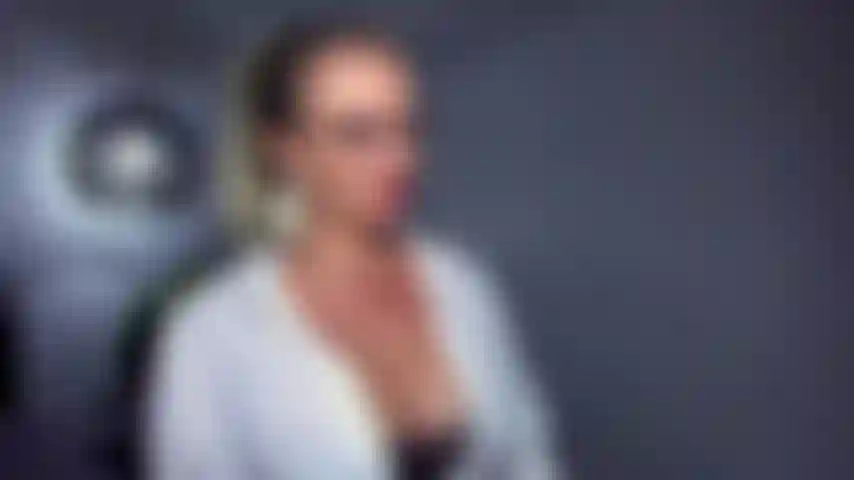 Je sais ce qui te trouble. Tu peux compter sur moi pour te soutenir face à ta frustration face à ta toute petite bite.