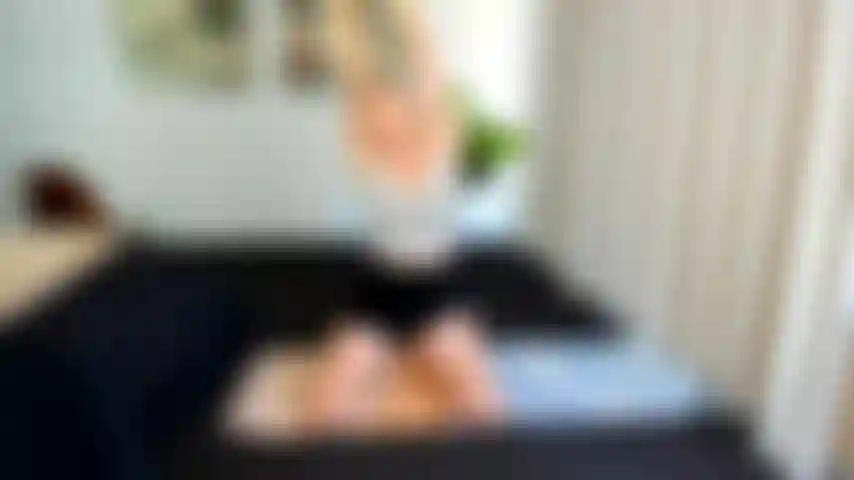 Une instructrice de yoga sexy vous séduit et vous fout en l'air, vous permettant de lui donner un bon facial chaud.