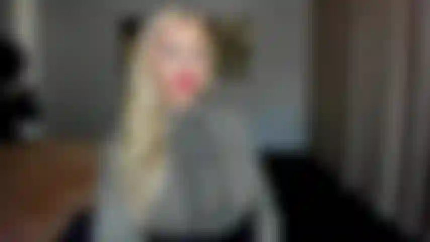 Tu penses que tu peux jouir aussi vite que je boutonne mon chemisier ? Oublie ton nom pour mon incroyable décolleté. Je vais te torturer avec l'allumeuse, et si tu as de la chance tu jouiras au moment où j'aurai fini de boutonner mon chemisier.