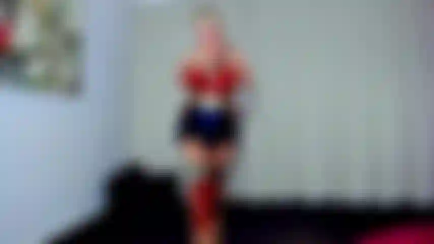 Suce et baise le gode-ceinture de wonder woman comme une sale salope.